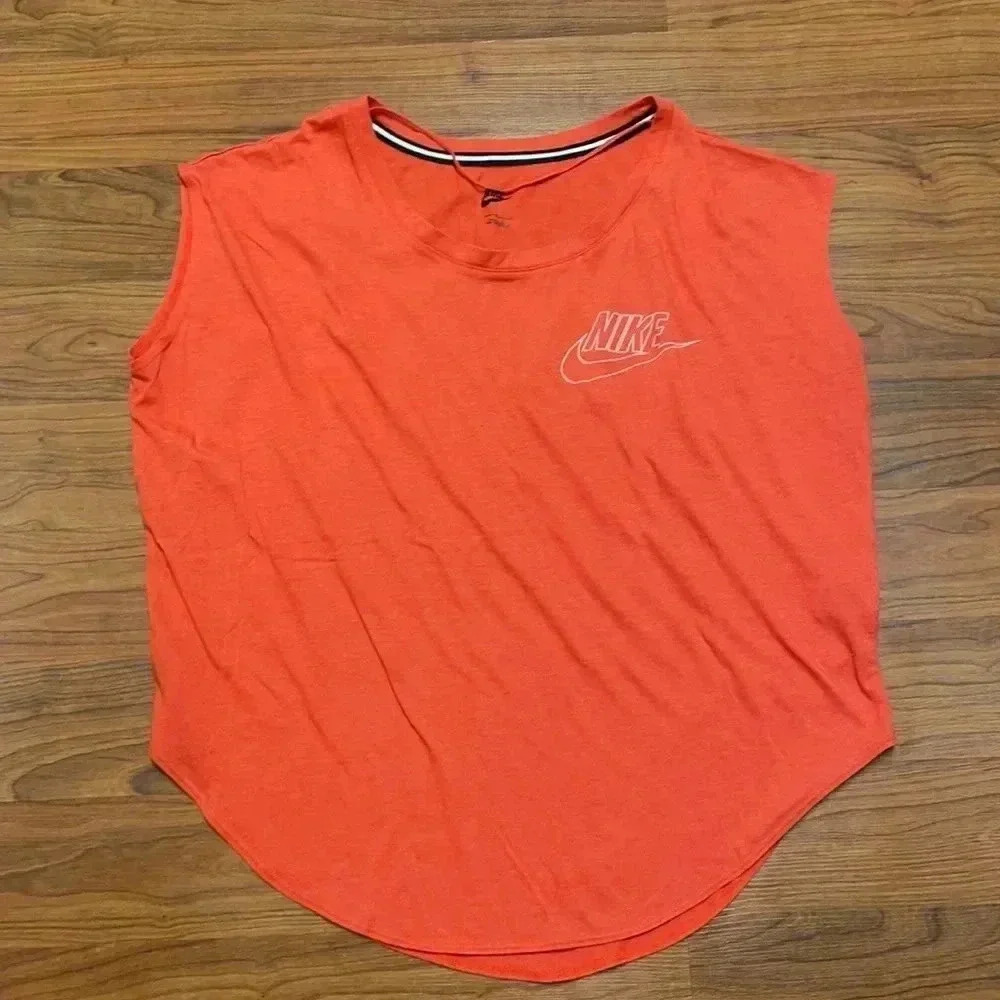 Nike women’s 90'S Y2K Workout top, large